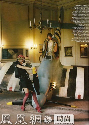 主题：Chocks Away；模特: Lily Donaldson ；摄影师: Tim Walker