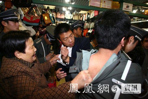 北京秀水街市场发生三次封摊事件引发争议[组