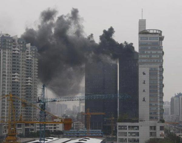 广州珠江新城一高楼突起大火