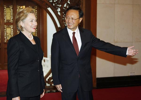 2月21日，中国外交部部长杨洁篪在北京与美国国务卿希拉里·克林顿举行会谈。