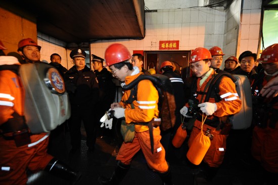 2月22日，救援人员准备下井搜救。新华社记者 燕雁摄
