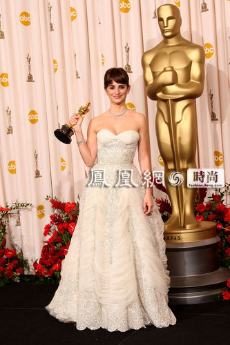 2009年2月23日讯，好莱坞，第81届奥斯卡颁奖礼（81st Annual Academy Awards ）当地时间2月22日举行。红毯明星中的Penelope Cruz 欧美的古式撑裙，来自Pierre Balmain的佳品。与格林童话的灰姑娘礼裙相雷同！