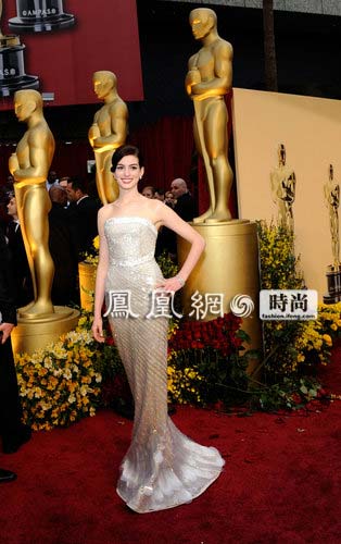 2009年2月23日讯，好莱坞，第81届奥斯卡颁奖礼（81st Annual Academy Awards ）当地时间2月22日举行。红毯明星中安妮·海瑟薇（Anne Hathaway）抹胸镶钻曳地裙梦幻绝伦。透明的抹胸式紧身礼裙，加上低调的孔雀羽毛似的裙摆，总是若隐若现的透露着性感与神秘！