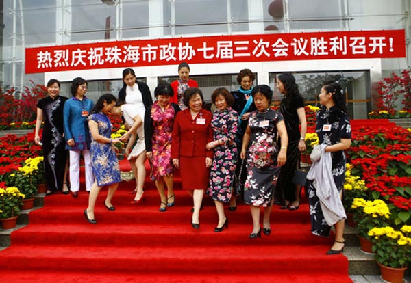身穿旗袍的女委员们成为大会堂前的一道风景线。 