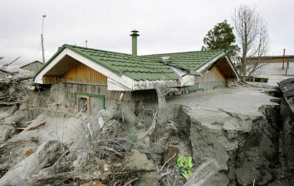 智利火山爆发淹没城镇