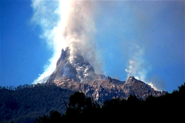 正在喷发的柴滕火山