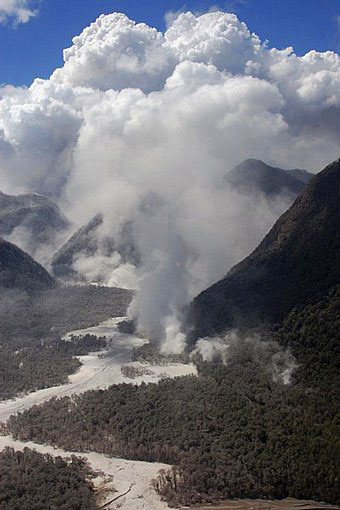 正在喷发的柴滕火山