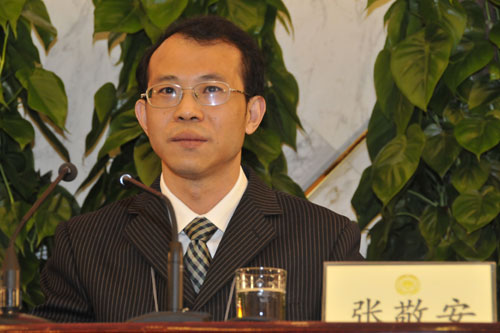 2009年3月2日15时，全国政协十一届二次会议在人民大会堂新闻发布厅举行首场新闻发布会，由大会发言人赵启正介绍会议情况，并回答记者的提问。图为全国政协办公厅新闻局局长张敬安。文涛 摄