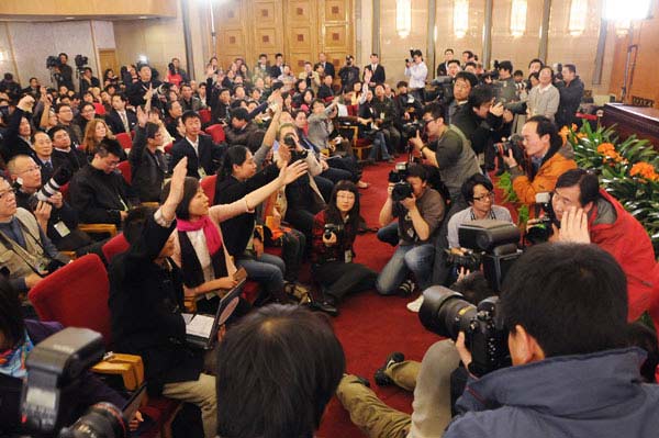 3月2日，全国政协十一届二次会议举行首场新闻发布会，这是发布会上正在工作的媒体记者。文涛 摄