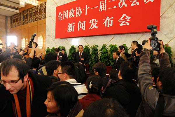 3月2日，全国政协十一届二次会议举行首场新闻发布会，这是发布会结束后媒体记者蜂拥上前继续向发言人提问。文涛 摄
