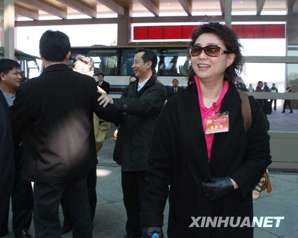 3月1日，来自广东省的全国政协委员抵达北京。新华社记者刘卫兵摄