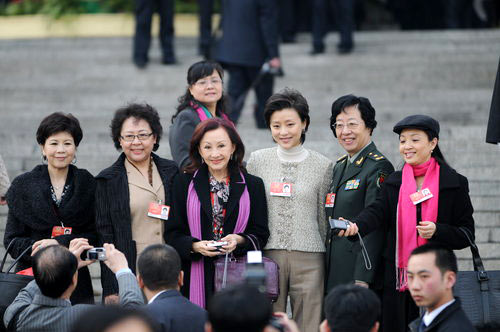 2009年3月7日下午15时，全国政协十一届二次会议在人民大会堂举行第二次全体会议。进入会场前，女委员们合影喜迎三八国际妇女节。