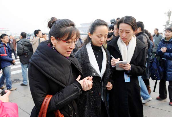 3月3日,全国政协委员邰丽华在接受记者采访.新华社记者杨宗友摄