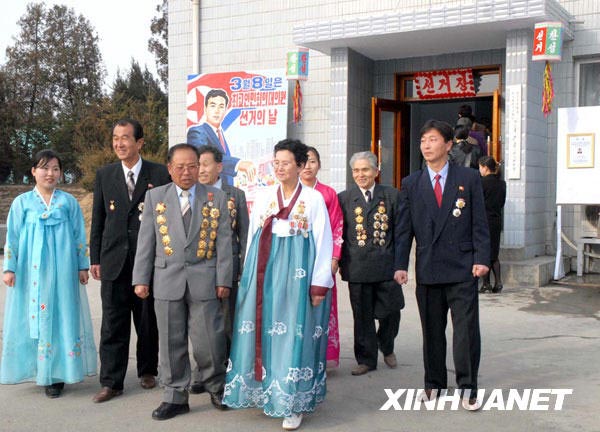 3月8日，选民们在朝鲜首都平壤参加投票后走出投票站。朝鲜最高人民会议是朝鲜最高权力机构，每5年选举一次。凡是年满17岁的选民都有资格参加选举和投票。