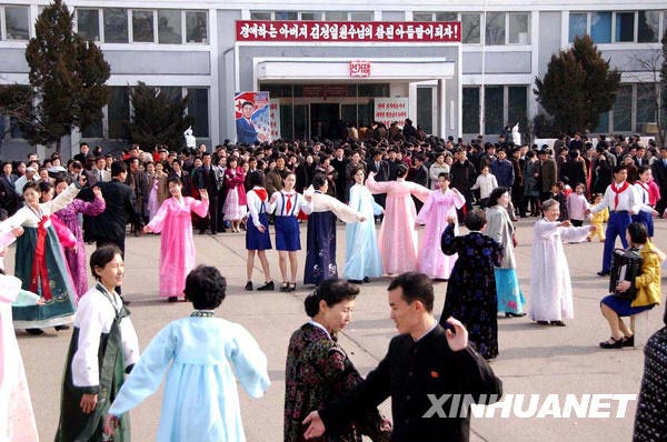 3月8日，在朝鲜首都平壤，选民们在投票站前载歌载舞，欢度选举日。