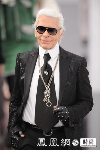 将白色转向黑色如何？Karl Lagerfeld总是出人意料。CHANEL 2009年春夏高级定制系列是用白色来歌颂“谦逊新时代”的开始，2009/10 秋冬成衣系列则采用了完全相反的设计概念，赋予黑色所有的荣耀，赞颂各式的黑色。

在巴黎大皇宫的玻璃天顶下，在白色墙壁与黑色漆光地板的鲜明对比中设置了8间相通的小房间，紧连成一排，营造出一种亲密无间的氛围，将关注力更好地集中在秋冬成衣系列本身。

秀场前排入座的明星嘉宾有：Anna Mouglalis、Kate Moss、Claudia Schiffer、奥斯卡最佳女主角Freida Pinto和新邦德女郎Olga Kurylenko等，我们已经能想象她们身穿这些新设计时的样子，绝对能挑逗人们的视觉神经。

随着款款新装鱼贯而出，我们看到悉数亮相的黑以轻盈的白带来鲜活的对比，可拆卸的衣领和袖口设计、精致的服饰珠宝、抽须、褶皱装饰的雪纺，装饰在波浪状的塔夫绸、缝饰有花朵的薄纱和如羽毛般轻柔的开司米之上。

不时以浅绿色与粉红色点缀闪现其中。
 
设计合身而轮廓鲜明，衣服上的开缝与压明线塑造出富有生机的廓形，系列中包括经