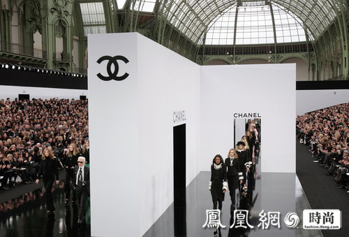 将白色转向黑色如何？Karl Lagerfeld总是出人意料。

CHANEL 2009年春夏高级定制系列是用白色来歌颂“谦逊新时代”的开始，2009/10 秋冬成衣系列则采用了完全相反的设计概念，赋予黑色所有的荣耀，赞颂各式的黑色。

在巴黎大皇宫的玻璃天顶下，在白色墙壁与黑色漆光地板的鲜明对比中设置了8间相通的小房间，紧连成一排，营造出一种亲密无间的氛围，将关注力更好地集中在秋冬成衣系列本身。

秀场前排入座的明星嘉宾有：Anna Mouglalis、Kate Moss、Claudia Schiffer、奥斯卡最佳女主角Freida Pinto和新邦德女郎Olga Kurylenko等，我们已经能想象她们身穿这些新设计时的样子，绝对能挑逗人们的视觉神经。

随着款款新装鱼贯而出，我们看到悉数亮相的黑以轻盈的白带来鲜活的对比，可拆卸的衣领和袖口设计、精致的服饰珠宝、抽须、褶皱装饰的雪纺，装饰在波浪状的塔夫绸、缝饰有花朵的薄纱和如羽毛般轻柔的开司米之上。

不时以浅绿色与粉红色点缀闪现其中。
 
设计合身而轮廓鲜明，衣服上的开缝与压明线塑造出富有生机的廓形，系列