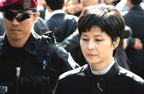 金贤姬曾于今年1月接受日本媒体采访时提出想和田口的家人见面，田口的家人也希望能实现会面，日韩政府双方为此进行了安排。为防止金贤姬遭到袭击或大韩航空飞机爆炸事件被害者家属举行抗议等意外事件发生，日韩当局除对出席记者会的记者身份进行严加审核外，还在会场周边部署了大量警力，严阵以待。