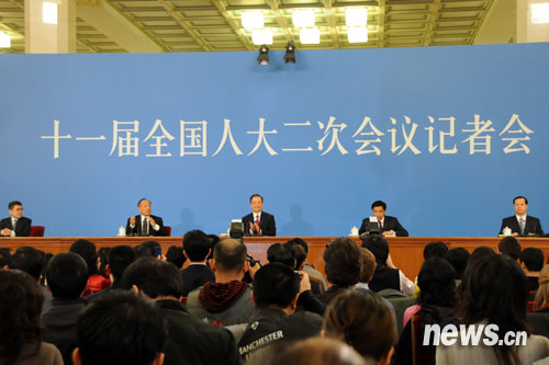 2009年3月13日，十一届全国人大二次会议在京闭幕。国务院总理温家宝在闭幕会后会见中外记者。图为记者会现场。文涛 摄
