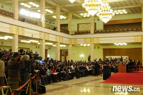 2009年3月13日，十一届全国人大二次会议在京闭幕。国务院总理温家宝在闭幕会后会见中外记者。图为记者会现场。文涛 摄