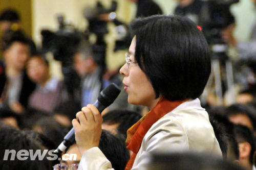 2009年3月13日，十一届全国人大二次会议在京闭幕。国务院总理温家宝在闭幕会后会见中外记者。图为人民日报记者提问。陈涛 摄
