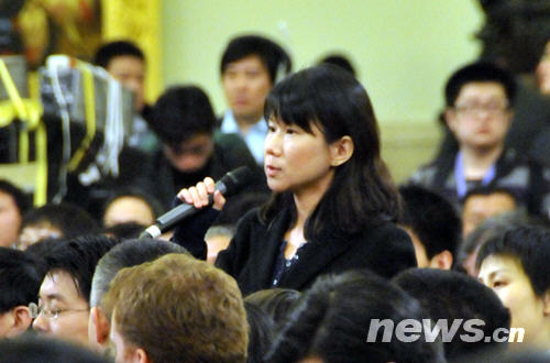2009年3月13日，十一届全国人大二次会议在京闭幕。国务院总理温家宝在闭幕会后会见中外记者。图为台湾中央社记者提问。陈涛 摄
