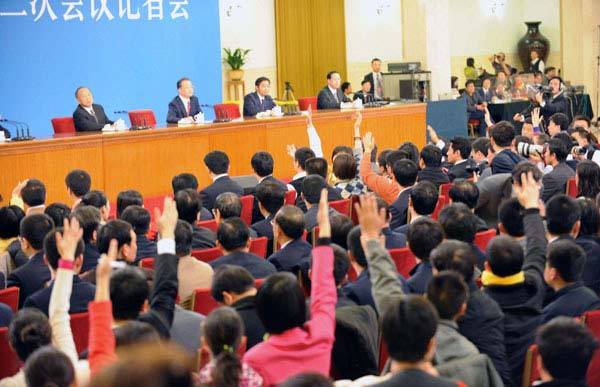 3月13日，国务院总理温家宝在北京人民大会堂与中外记者见面，并回答记者提问。