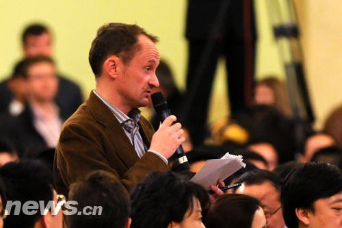 2009年3月13日，十一届全国人大二次会议在京闭幕。国务院总理温家宝在闭幕会后会见中外记者。图为法国《费加罗报》记者提问。文涛 摄