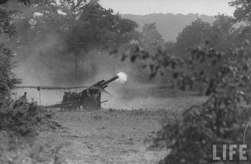 诺曼底登陆是第二次世界大战后期一次历史性的战役。１９４４年初夏，苏联军队在东线战胜德军已成定局，盟军为履行美、英、苏首脑在１９４３年１１月德黑兰会议上达成的关于在西线开辟欧洲第二战场的协议，决定在法国诺曼底地区登陆，向纳粹德国的军队发起反击。
这次登陆作战，盟军出动１２００艘战舰、１万架飞机、４１２６艘登陆艇、８０４艘运输舰、数以百计的坦克和１５．６万名官兵（７．３万名美军，８．３万名英国和加拿大军），分五路向诺曼底海滩发起猛烈的攻击并开始登陆。
７月２４日战役结束时，盟军共投入２８８万人，５３００多艘战舰和１３７００多架战机。德军投入的兵力达５１万人。战役中，盟军共消灭德军１１．４万人，击毁坦克２１１７辆，飞机２４５架。盟军方面有１２．２万将士献身疆场。