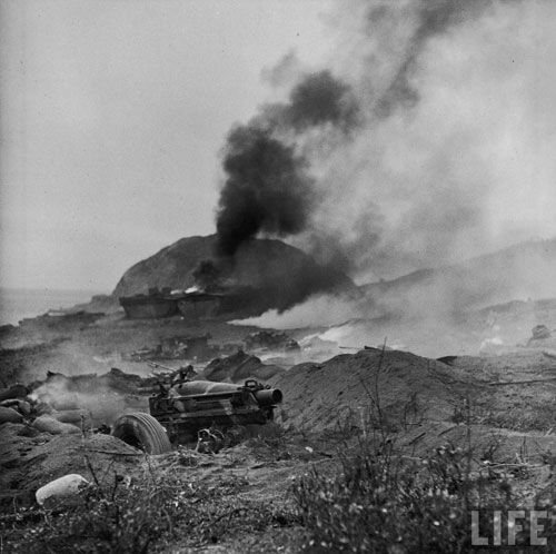 硫磺岛战役（1945年2月16日到3月26日）是在第二次世界大战中，日军和美军为争夺硫磺岛 (Iwo Jima)进行的一次激战，双方伤亡惨重，其中22,000名固守硫磺岛的日军里，只有1083人生还。美军则有26,000人伤亡。美军士兵在该岛折钵山上树起国旗的照片在美国广为印行，成为绘画、雕塑和邮票的图案。