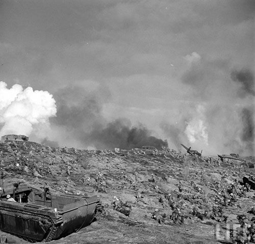 硫磺岛战役（1945年2月16日到3月26日）是在第二次世界大战中，日军和美军为争夺硫磺岛 (Iwo Jima)进行的一次激战，双方伤亡惨重，其中22,000名固守硫磺岛的日军里，只有1083人生还。美军则有26,000人伤亡。美军士兵在该岛折钵山上树起国旗的照片在美国广为印行，成为绘画、雕塑和邮票的图案。