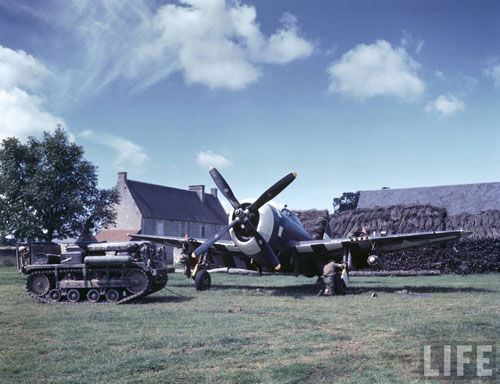 诺曼底登陆是第二次世界大战后期一次历史性的战役。１９４４年初夏，苏联军队在东线战胜德军已成定局，盟军为履行美、英、苏首脑在１９４３年１１月德黑兰会议上达成的关于在西线开辟欧洲第二战场的协议，决定在法国诺曼底地区登陆，向纳粹德国的军队发起反击。
这次登陆作战，盟军出动１２００艘战舰、１万架飞机、４１２６艘登陆艇、８０４艘运输舰、数以百计的坦克和１５．６万名官兵（７．３万名美军，８．３万名英国和加拿大军），分五路向诺曼底海滩发起猛烈的攻击并开始登陆。
７月２４日战役结束时，盟军共投入２８８万人，５３００多艘战舰和１３７００多架战机。德军投入的兵力达５１万人。战役中，盟军共消灭德军１１．４万人，击毁坦克２１１７辆，飞机２４５架。盟军方面有１２．２万将士献身疆场。