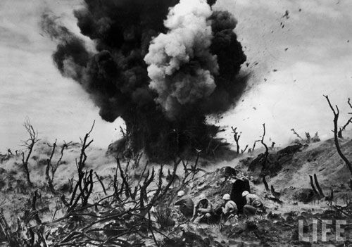 硫磺岛战役（1945年2月16日到3月26日）是在第二次世界大战中，日军和美军为争夺硫磺岛 (Iwo Jima)进行的一次激战，双方伤亡惨重，其中22,000名固守硫磺岛的日军里，只有1083人生还。美军则有26,000人伤亡。美军士兵在该岛折钵山上树起国旗的照片在美国广为印行，成为绘画、雕塑和邮票的图案。
