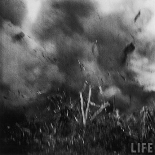 硫磺岛战役（1945年2月16日到3月26日）是在第二次世界大战中，日军和美军为争夺硫磺岛 (Iwo Jima)进行的一次激战，双方伤亡惨重，其中22,000名固守硫磺岛的日军里，只有1083人生还。美军则有26,000人伤亡。美军士兵在该岛折钵山上树起国旗的照片在美国广为印行，成为绘画、雕塑和邮票的图案。