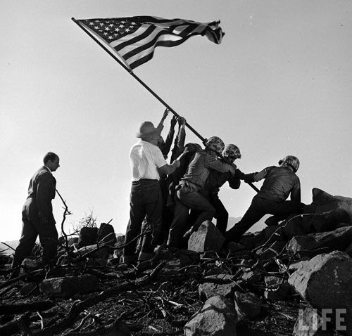 硫磺岛战役（1945年2月16日到3月26日）是在第二次世界大战中，日军和美军为争夺硫磺岛 (Iwo Jima)进行的一次激战，双方伤亡惨重，其中22,000名固守硫磺岛的日军里，只有1083人生还。美军则有26,000人伤亡。美军士兵在该岛折钵山上树起国旗的照片在美国广为印行，成为绘画、雕塑和邮票的图案。