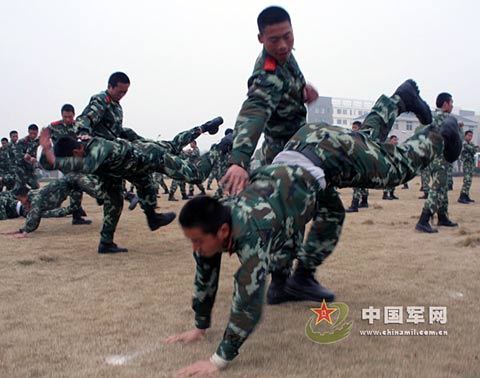 中国武警部队练习新一代擒敌术 抛弃僵硬动作(图)