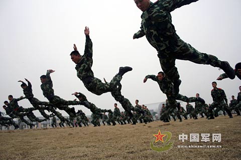 武警战士练习新一代擒敌术