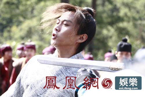 原著中张无忌是武功高手，为了演好一代“大侠”，首次演打戏的邓超付出很多辛苦。为求逼真，几乎每场打戏邓超都要亲身上阵，一天的戏拍下来，几乎是爬回休息地。谈到辛苦，邓超说很多场戏都有被逼上“绝路”的感觉，很想一走了之。攻克了多个难关后，如今的邓超可以自己设计武打动作，已经成了功夫通。