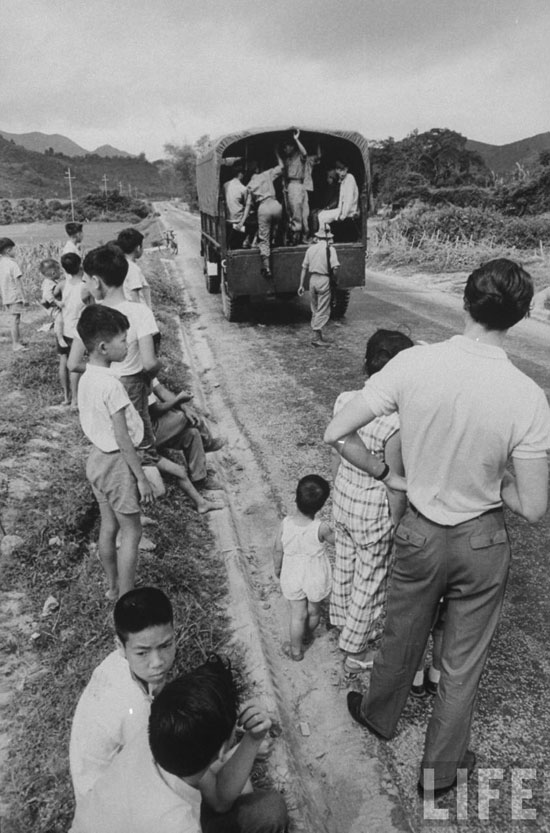 广东省深圳市最新解密的档案文件显示，深圳早在44年前就尝试对外开放。1962年4月，在深圳（当时叫宝安县）正在进行对外开放的时候，一股逃港风波也突然袭来。原宝安县第一书记李富林表示，从中共建政到二十世纪八十年代中期，逃港一直屡禁不止，但1962年出现的大规模逃港风波，“来势汹汹，简直有点招架不住！”
1962年这次逃港风波，共有十多万来自全国各地的群众涌入深圳，六万多人偷渡出境。这场风波惊动了周恩来总理，最后通过强行遣返、凭证明购买到深圳的火车票等措施才逐渐平息。