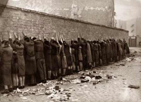 站在墙边等待死亡的犹太人。