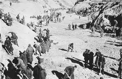 1943年,，為了加速滅絕猶太人,，德國修建了大量的滅絕營,，此為正在建設(shè)中的集中營