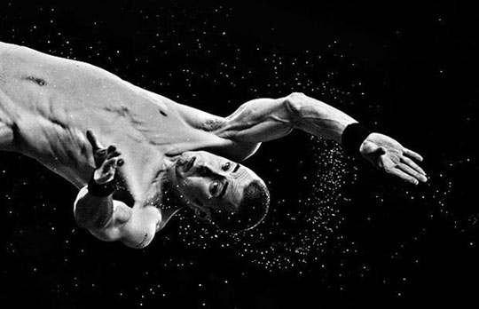 男子10米跳台跳水：2008年8月，一名运动员在北京奥运会上参加男子10米跳台跳水。（体育摄影一等奖）