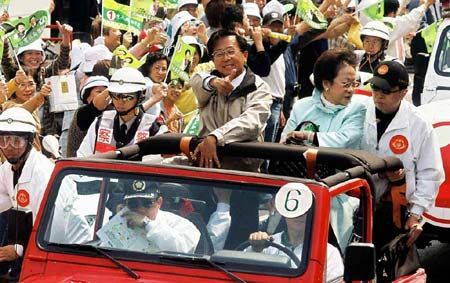 陈水扁与吕秀莲所搭乘的吉普车挡风玻璃左下角，已可见一个清晰弹孔。