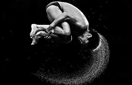 男子10米跳台跳水：2008年8月，一名运动员在北京奥运会上参加男子10米跳台跳水。（体育摄影一等奖）