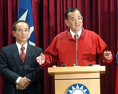候選人連戰(zhàn)（中）傍晚召開記者會(huì)宣布所有競選造勢活動(dòng)暫停,，并促當(dāng)局盡速公布陳水扁遭槍擊的細(xì)節(jié)。