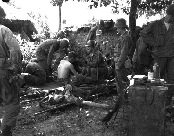 圖為1950年6月25日，受傷的美軍士兵在救助站里面接受治療,。攝影/Tom Nebbia 