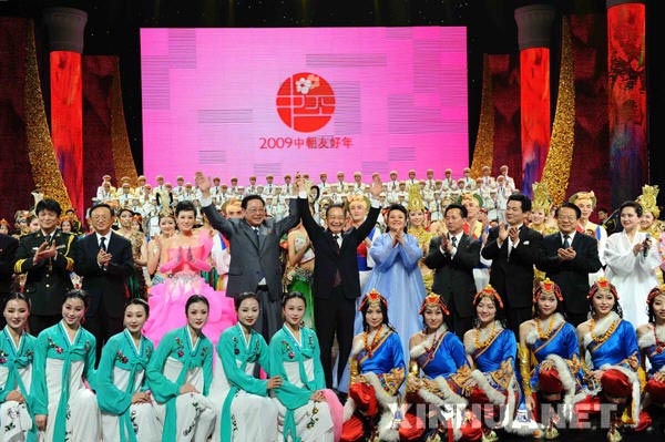 3月18日，国务院总理温家宝与朝鲜内阁总理金英日在北京国家大剧院共同观看“中朝友好年”开幕式演出《友谊颂》。这是演出结束后，温家宝与金英日同演员合影留念。