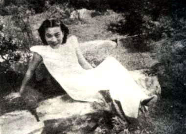 影星顾兰君

　　顾兰君(1918～1989)，女，又名顾小蝉。江苏镇江人。30年代著名电影明星。


　　顾少年时期开始学艺，参加过话剧、歌舞活动，加入歌舞团，与姐姐顾梅君同台演出。民国20年(1931年)起进入影坛。她首次上银幕是在胡蝶主演的《姐妹花》中扮演小丫头。民国22年，与赵丹等人合演《上海24小时》，她扮演纱厂女童工。民国24年，在影片《翡翠马》中初展歌喉，上映后轰动一时。后在《金刚钻》、《生龙活虎》2片中任主角。民国27年，她与金山、顾而已合作主演古装片《貂婵》，在大光明电影院首映，蜚声影坛，奠定她在影坛的地位。接着又主演《武松与潘金莲》、《武则天》、《王熙凤大闹宁国府》、《葛嫩娘》等影片，演技精湛，与袁美云、陈燕燕、陈云裳并列为当时影坛“四大名旦”。
