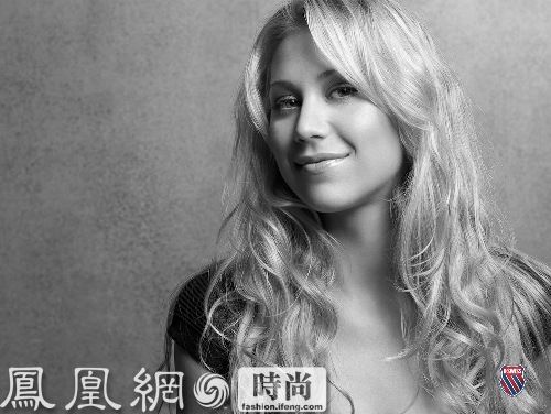 当今网坛没有一名女选手可以做到像库娃（ Anna Kournikova ）这样：职业生涯未夺得过一项冠军头衔，5年前退役凭借娇美的容颜、火爆的身材仍是广告约不断，财源滚滚。

　　近日，库娃就为其代言的运动品牌K-SWISS拍摄了2009年最新的广告宣传片，片中库娃再次穿上网球运动服一展性感好身材。