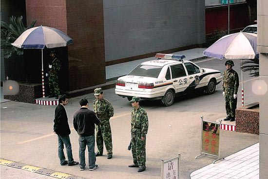 重庆驻军一名哨兵遭枪击身亡，警方封锁现场。